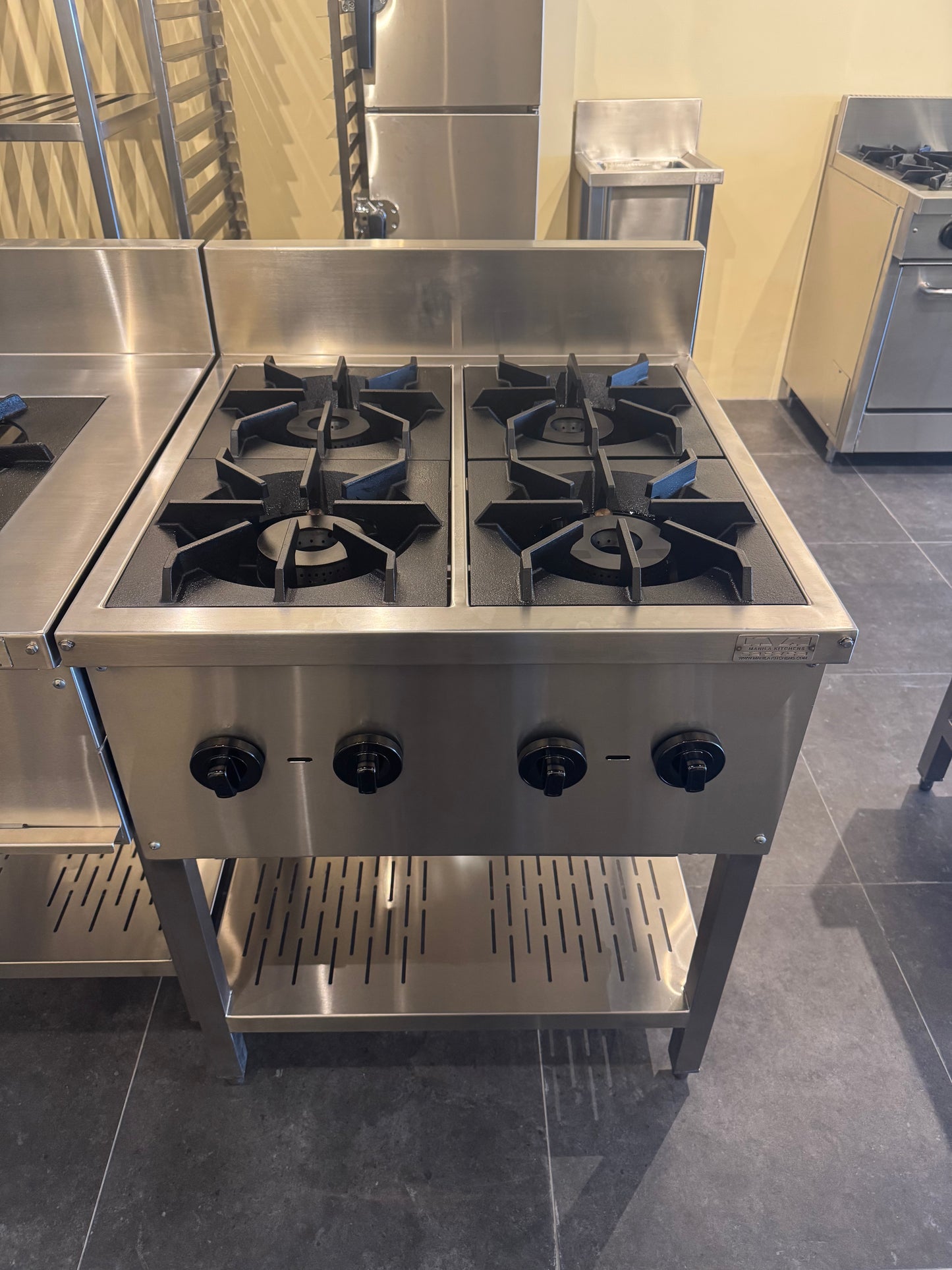 4-Top Low-Pressure Burner with Bottom Shelf