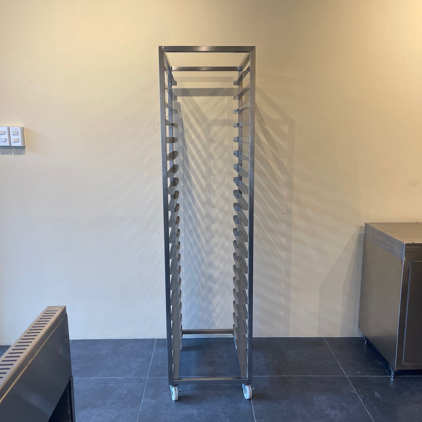 20-Tray Universal Mobile Rack