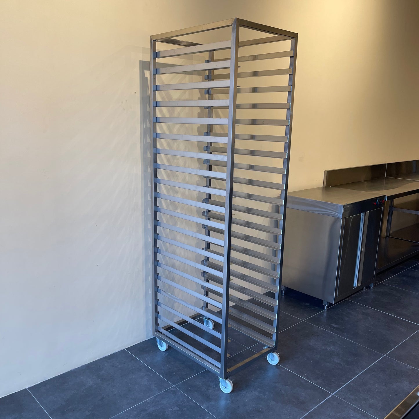 20-Tray Universal Mobile Rack