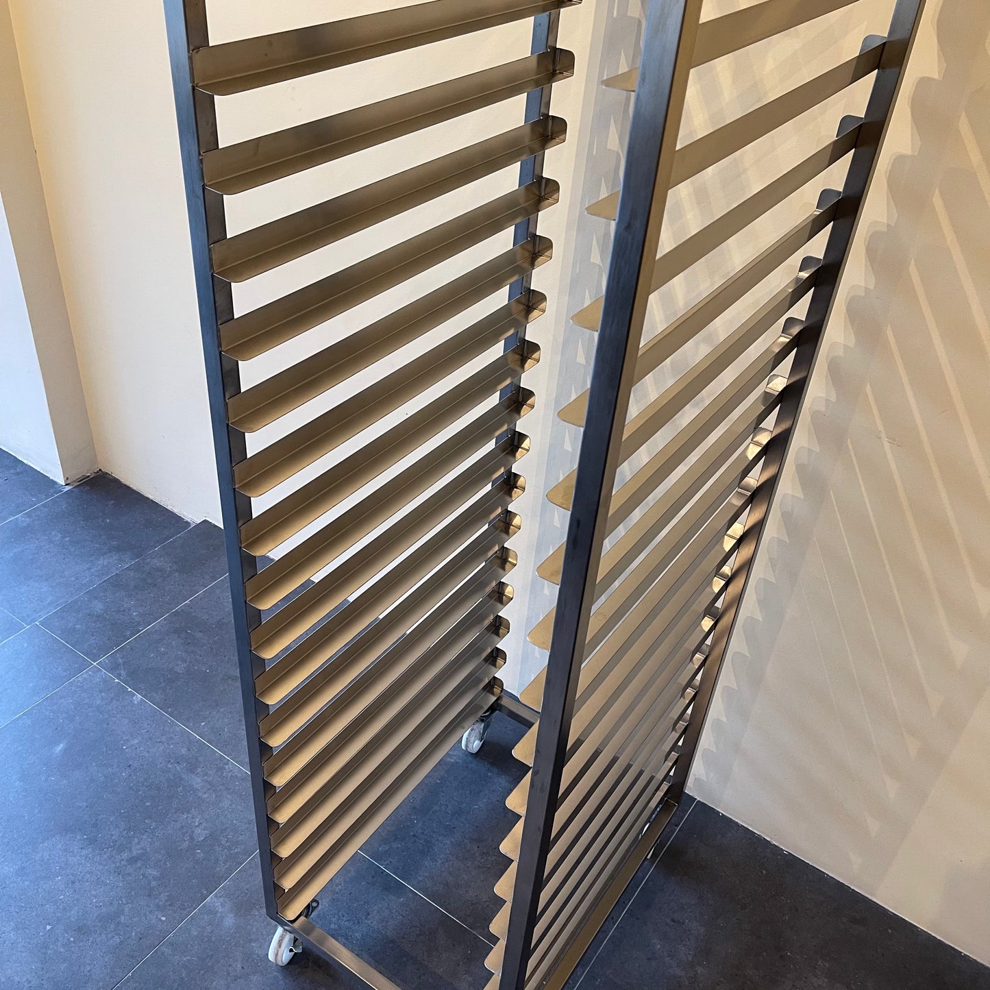 20-Tray Universal Mobile Rack